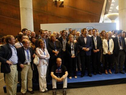 Basagoiti y Rajoy (tercero y cuarto por la derecha), junto a otros dirigentes en la clausura del congreso de 2008.