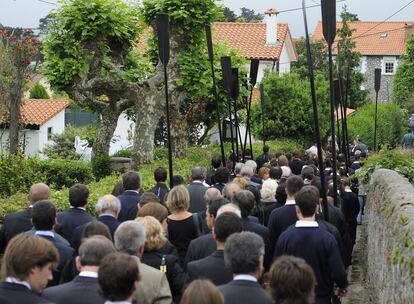 El cortejo fúnebre transita por las calles de Pedreña.