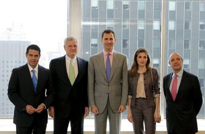 Foto cedida por la Casa del Rey de los pr&iacute;ncipes de Asturias, junto al presidente y director ejecutivo de Univisi&oacute;n, Randy Falc&oacute; (2i), C&eacute;sar Conde (1i) y Luis Fern&aacute;ndez (d), directivos de Univision.