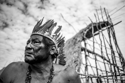 Ava Jeguaka Hory es el cacique de la aldea Tajasu Iguá. Vive constantemente amenazado y fue atacado en varias ocasiones. Los estancieros utilizan drones para identificarlos y perseguirlos. 