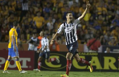 César Montes, de Monterrey, durante un derbi contra Tigres