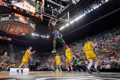 Un mate de Sima ante el Tenerife, en una imagen de la ACB.