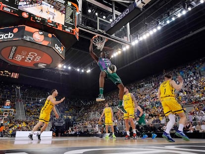 Un mate de Sima ante el Tenerife, en una imagen de la ACB.