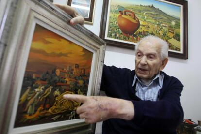 Joan Fuster i Gimpera fotografiado en su casa de Torroella de Montgrí (Girona) en 2011.