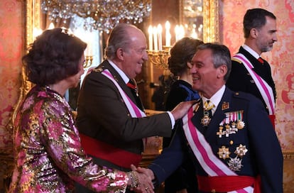 Juan Carlos I recibe el cordial saludo de varios de los invitados durante la celebración de la Pascua Militar.