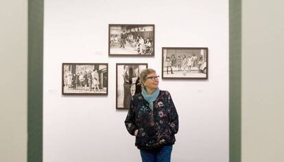 Joana Biarn&eacute;s, antre algunas de las fotos de su exposici&oacute;n en el Palau Robert de Barcelona