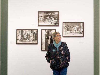 Joana Biarn&eacute;s, antre algunas de las fotos de su exposici&oacute;n en el Palau Robert de Barcelona