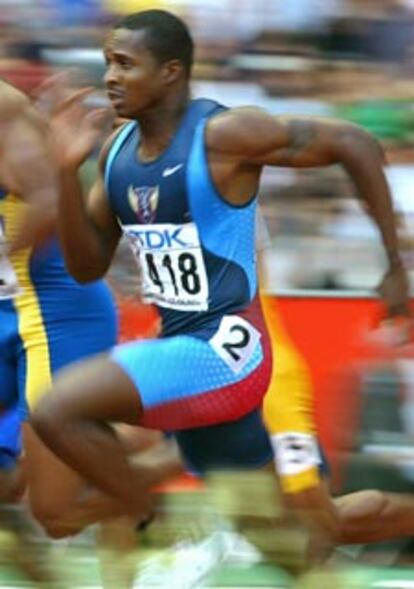 Tim Montgomery, en una carrera del Mundial de París 2003.