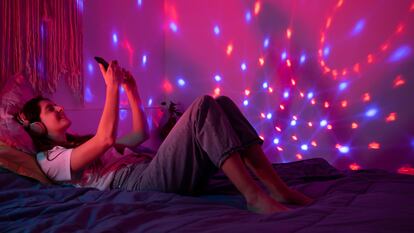 La luz sensorial que emite este proyector es ideal para relajarse. GETTY IMAGES.