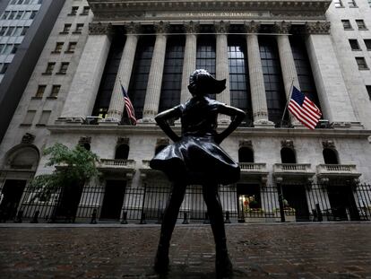 A Menina Sem Medo’, de Kristen Visbal, instalada em frente a Bolsa de Valores de Nova York.