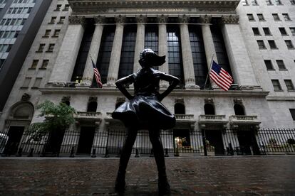 A Menina Sem Medo’, de Kristen Visbal, instalada em frente a Bolsa de Valores de Nova York.