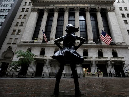 A Menina Sem Medo’, de Kristen Visbal, instalada em frente a Bolsa de Valores de Nova York.