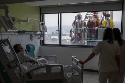 
Melchor, Gaspar y Baltasar visitaron el Complejo Hospitalario Universitario de Ourense (CHUO). Los reyes, subidos a una grúa con brazo telescópico, fueron saludando y dando ánimos a los pacientes ingresados en el centro sanitario.