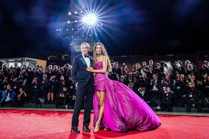 George y Amal Clooney en la alfombra roja del festival de Venecia.