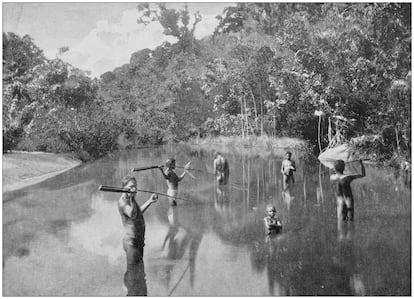 Aborígenes pescando en una fotografía sin datar.