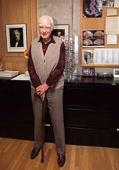 Francis Crick, en su despacho del Instituto Salk de California, en 2002.
