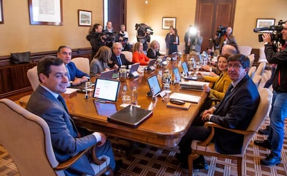 El presidente Moreno (izquierda) y el vicepresidente Marín (derecha), este miércoles en el reunión del Consejo de Gobierno andaluz.