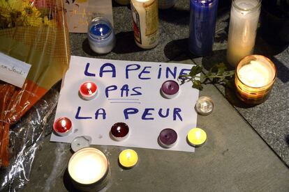 "No vale la pena el miedo", palabras dejadas en uno de los altares improvisados creados por los ciudadanos en París.