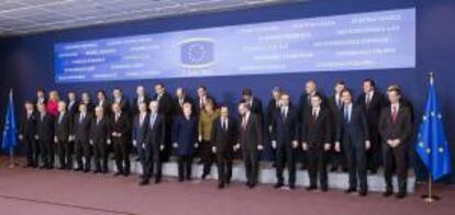 Fotografía de familia de los asistentes a la cumbre de Jefes de Estado y de Gobierno de la UE que se celebra en Bruselas en la que los Veintisiete tratarán de cerrar el presupuesto comunitario para 2014-2020. EFE/Archivo