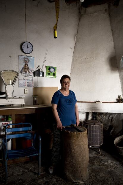 Mari Loli Sánchez, hija y nieta de los carniceros del poblado ferroviario de Almorchón (Badajoz), en la sala de despiece de su padre.