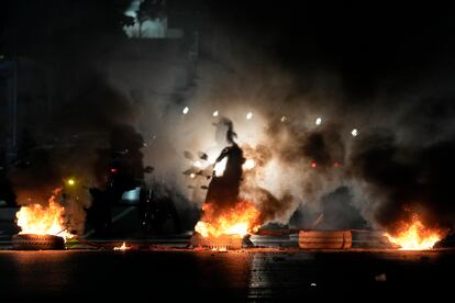 La sombra de un motociclista a través de una barricada en la avenida Bolívar en Caracas.