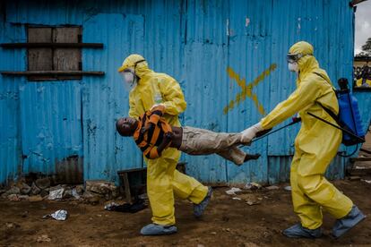 James Dorbor, de 8 años, es trasladado por personal médico ante la sospecha de estar infectado con el virus en Monrovia (Liberia), el 5 de septiembre de 2014.