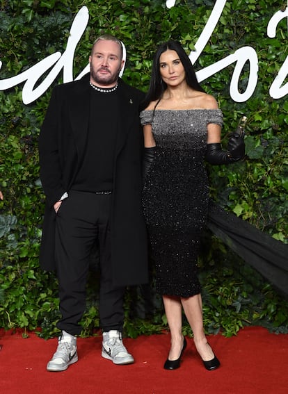 Kim Jones, ganador del premio al diseñador del año por su trabajo en Fendi y Dior hombre, junto a Demi Moore.