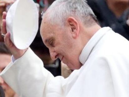 O papa Francisco na praça de São Pedro.