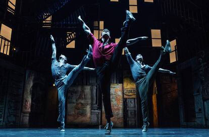 Tres bailarines durante un número de 'West Side Story'.