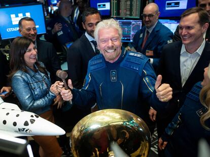 Richard Branson, junto a uno de sus prototipos y en traje espacial, en 2019 en la Bolsa de Nueva York.