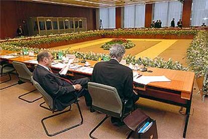 El presidente francés, Jacques Chirac (izquierda), y su ministro de Exteriores, Dominique de Villepin, ayer, en una sala vacía de la cumbre de Bruselas.