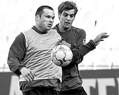 Viduka (a la izquierda) y Woodgate, ayer, en el entrenamiento del Leeds en Mestalla.