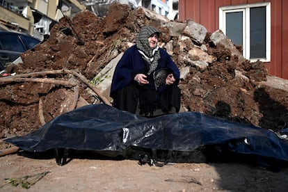Una mujer junto al cuerpo de su sobrino fallecido por el sismo en Kahramanmaras (Turquía), el jueves.