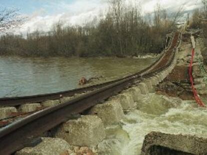 El puente de Vegellina derrumbado sobre le río Órbigo.