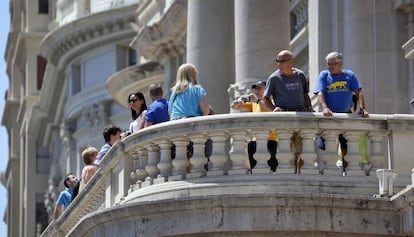 Visitantes recorren el balc&oacute;n del Ayuntamiento de Valencia que abre sus puertas de ocho de la ma&ntilde;ana a tres.  