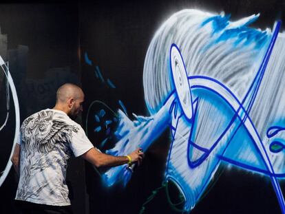Un grafitero pinta una composición durante la anterior edición de Mulafest.