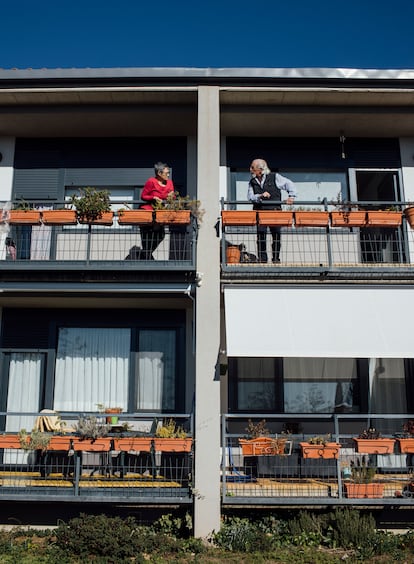 Faustina Campos y Jaime Moreno, vecinos en el centro social de convivencia para mayores Trabensol, en Torremocha de Jarama (Madrid). 