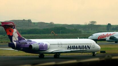 Un avión de Hawaiian Airlines, en el aeropuerto de Kahalui, , en la isla de Maui, en Hawái, en una imagen de archivo.