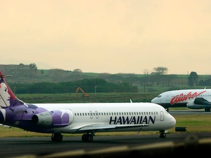 Un avión de Hawaiian Airlines, en el aeropuerto de Kahalui, , en la isla de Maui, en Hawái, en una imagen de archivo.