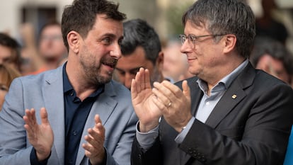 Toni Comín junto a Carles Puigdemont, durante un acto de campaña de las elecciones europeas en Colliure (Francia).