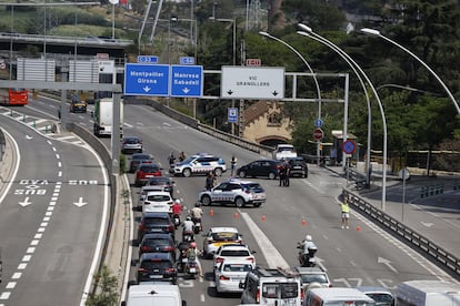 Control de los Mossos en la salida de Barcelona a través de la avenida Meridiana, este jueves.