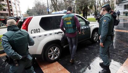 Agentes de la Guardia Civil registran este martes la sede del sindicato UGT, en Oviedo. 