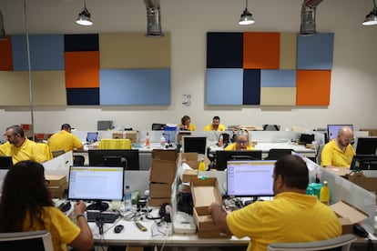 Laboratorio de UNEI, una empresa social que emplea a personas con discapacidad, la mayoría con problemas de salud mental.
foto. Alejandro Ruesga