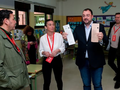 El presidente del Principado y candidato de la FSA-PSOE a la reelección, Adrián Barbón, ejerce su derecho al voto este domingo en un colegio de Pola de Laviana (Asturias).