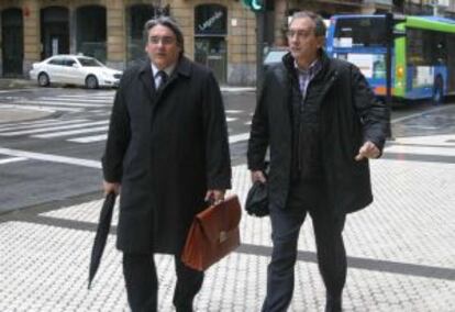 Bravo (derecha) llega esta mañana a la Audiencia de San Sebastián con su abogado.
