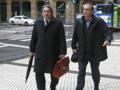 Bravo (derecha) llega esta mañana a la Audiencia de San Sebastián con su abogado.