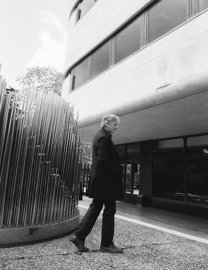 Viggo Mortensen estrena el 10 de mayo 'Hasta el fin del mundo', película en la que actúa y que dirige a partir de un guion suyo. En estas páginas es retratado en la Fundación Juan March de Madrid.