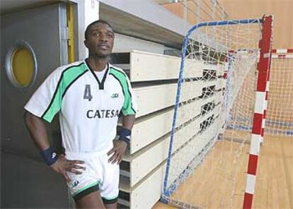 Eleko Botuna posa antes de jugar con su equipo, el SA-FA, ante el Hondarribia.