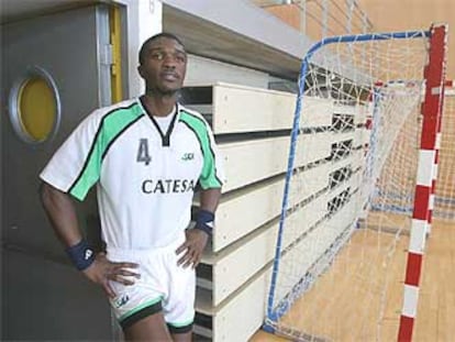 Eleko Botuna posa antes de jugar con su equipo, el SA-FA, ante el Hondarribia.