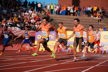 Los atletas españoles durante el 4x400 relevos.